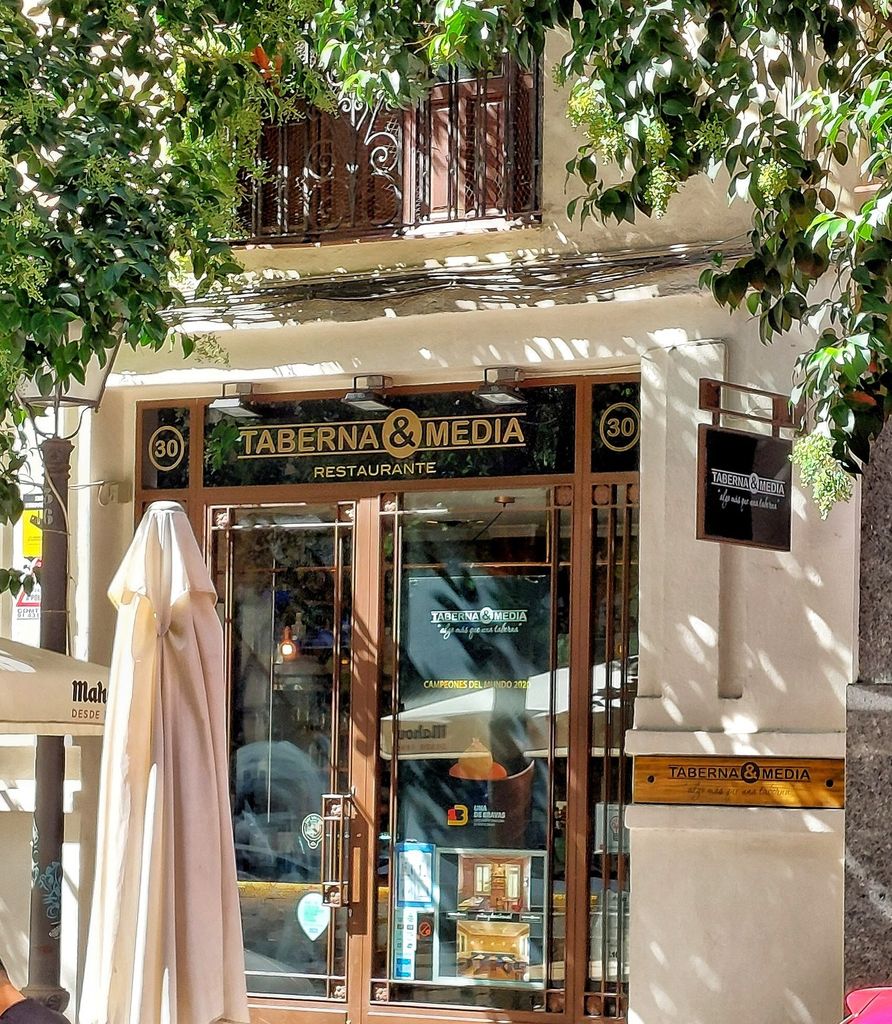 Taberna y Media