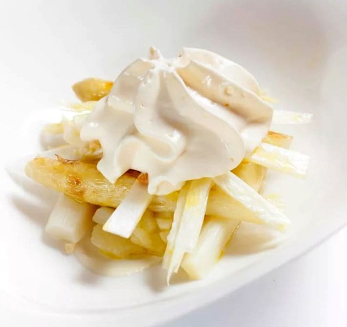 Espárrago en texturas, icónico plato del restaurante Enekorri