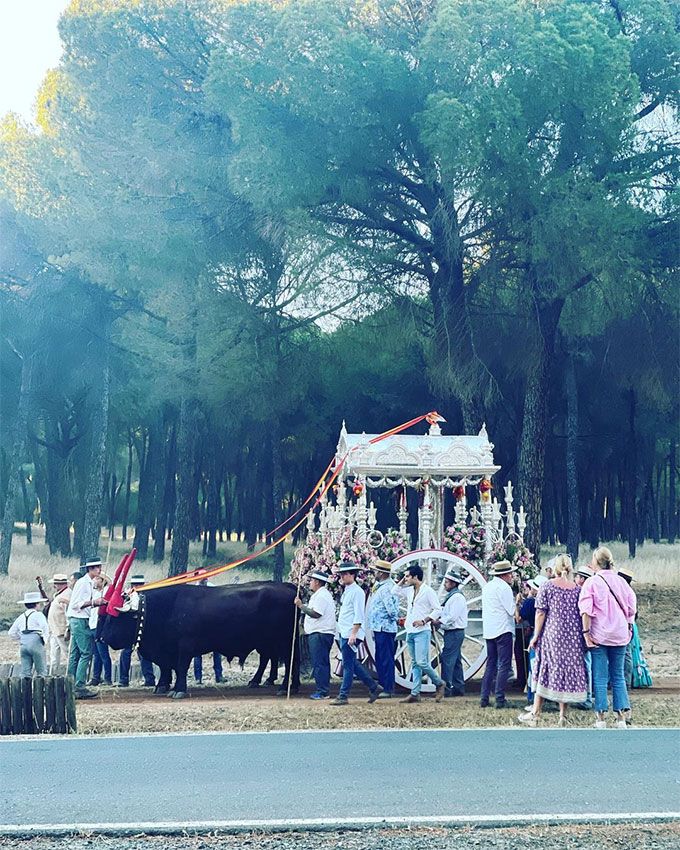Pastora Soler con sus dos hijas de camino al Rocío