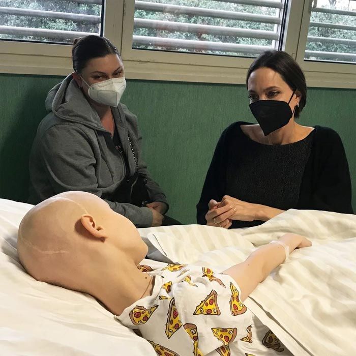 Angelina Jolie en un hospital italiano visitando a los niños ucranianos desplazados