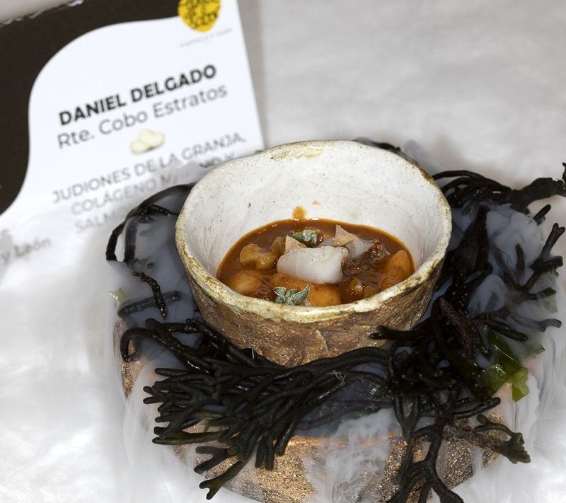 Tapa Judiones de La Granja, Colágeno Marino y Salmonete de Roca Soasado