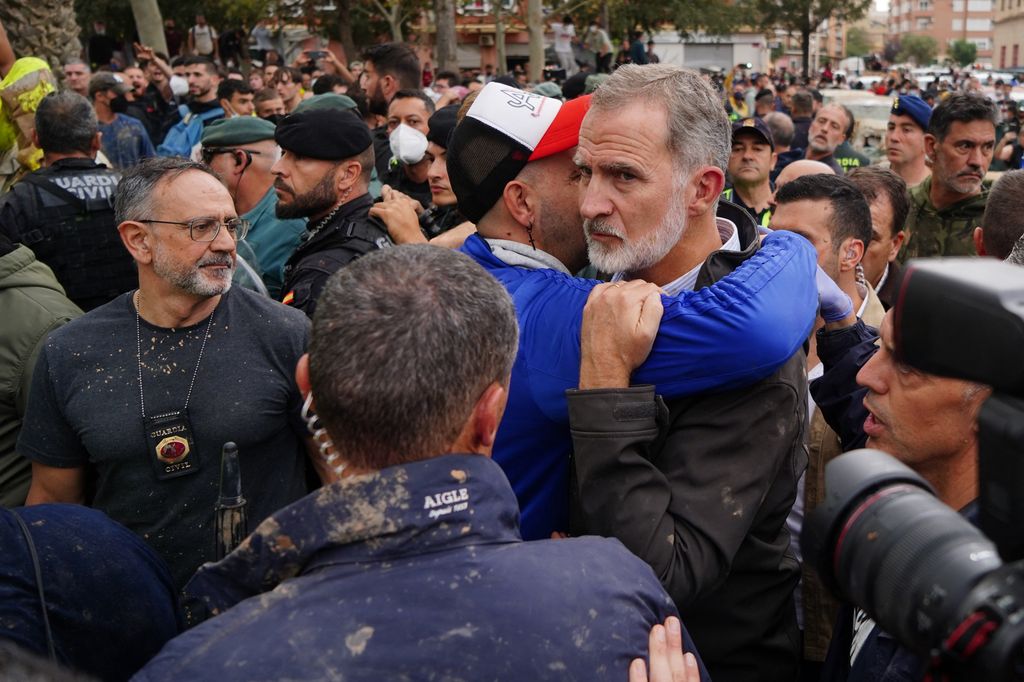 Rey Felipe VI dando un abrazo a una víctima de las zonas afectadas por la DANA