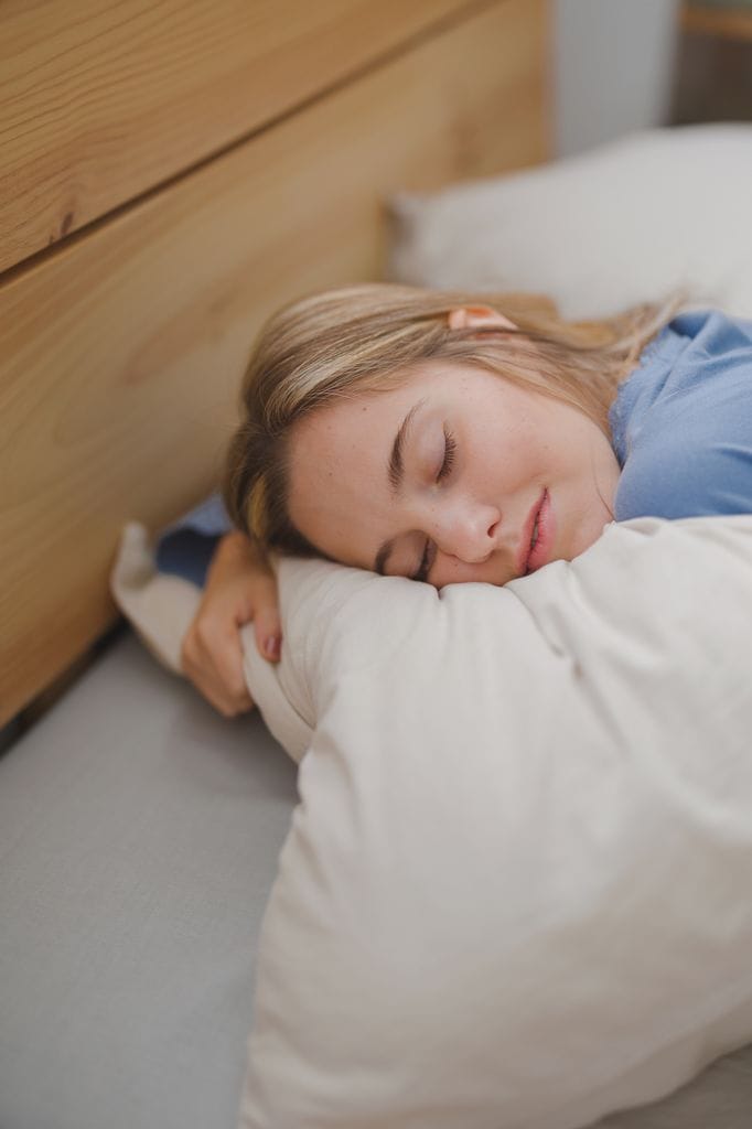 chica durmiendo cama