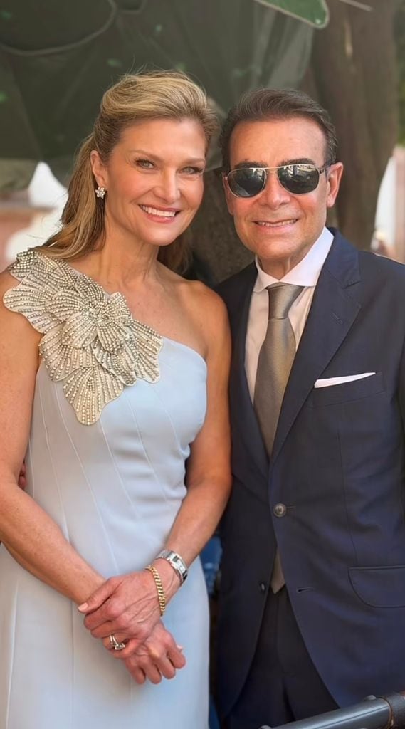 Toño Mauri junto a su esposa Carla Alemán.