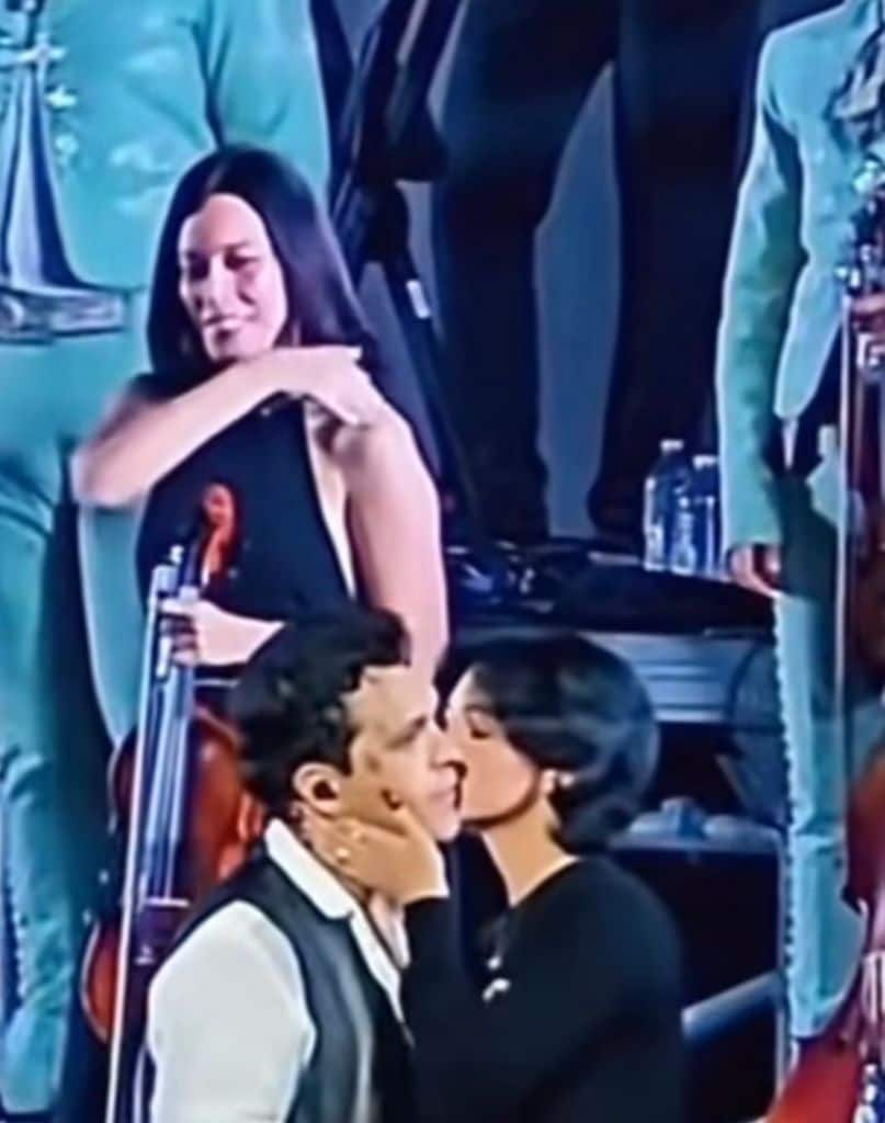 Los usuarios de las redes sociales enfocaron su atención en la conducta corporal de Esmeralda Camacho, ante el beso de Ángela y Christian. Desde entonces, empezaron a surgir todo tipo de teorías.