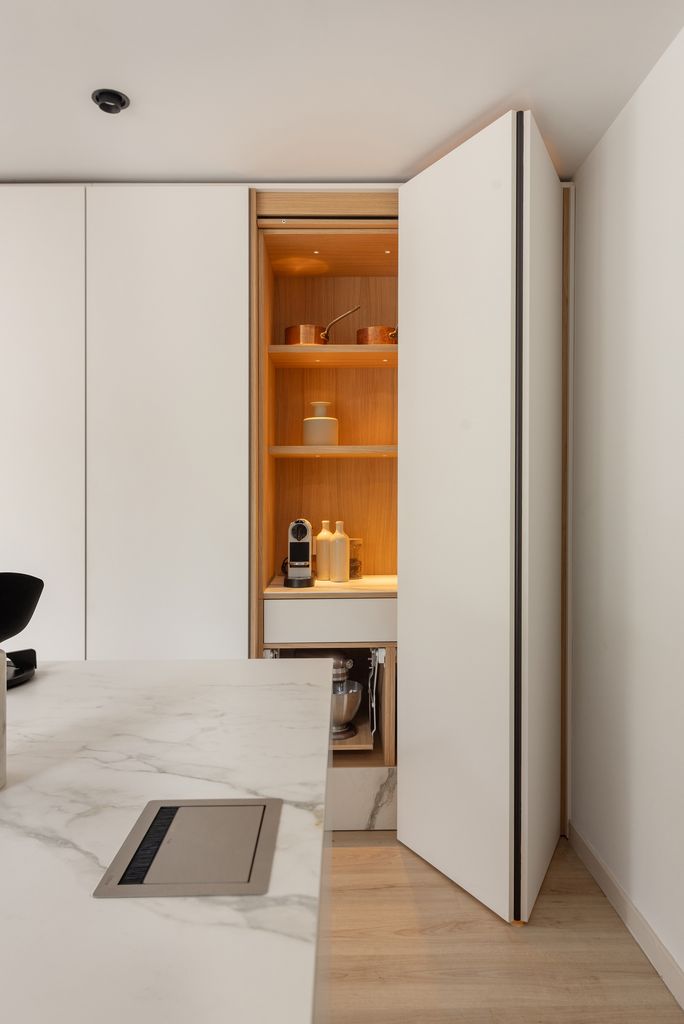Cocina blanca con mueble desayunador