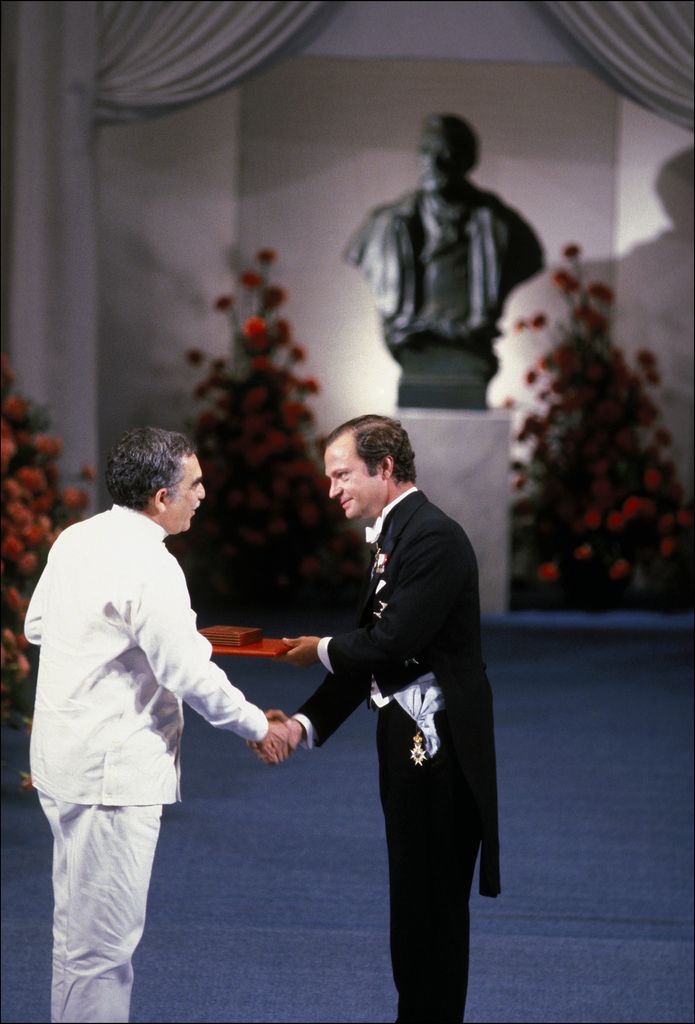 Gabriel García Márquez y el rey Carlos Gustavo de Suecia en la entrega del Premio Nobel de Literatura en 1982.