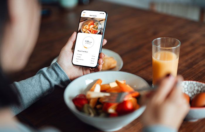 Chica mirando una app de comida