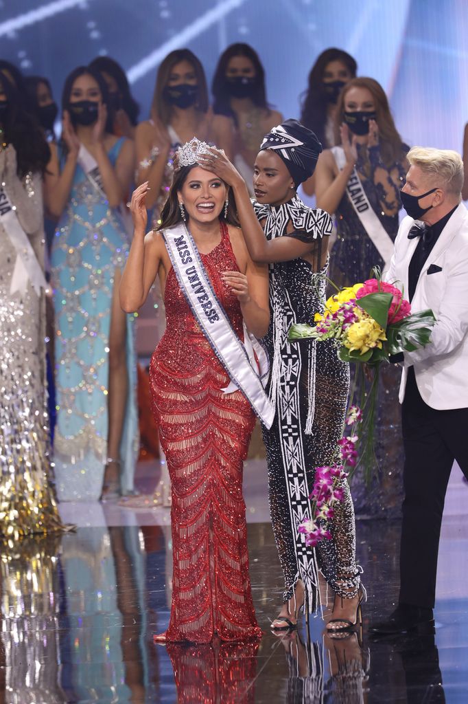 Andrea Meza fue coronada como Miss Universe 2020 con un vestido rojo 