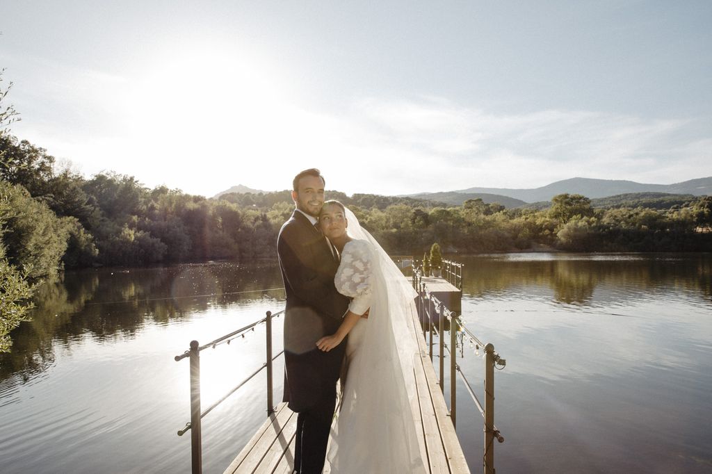 Vestido de novia con capa y mangas abullonadas
