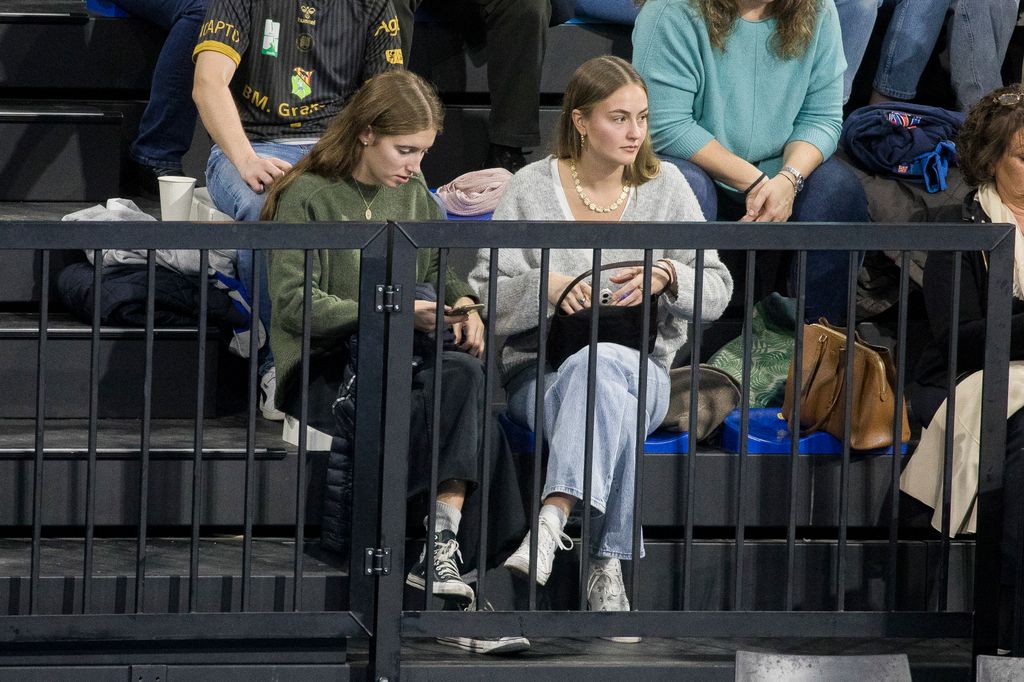 Plano medio de Irene Urdangarín y Johanna Zott viendo a Pablo Urdangarín en un partido
