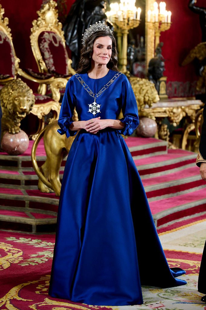 La reina Letizia con vestido de gala en color azul. 