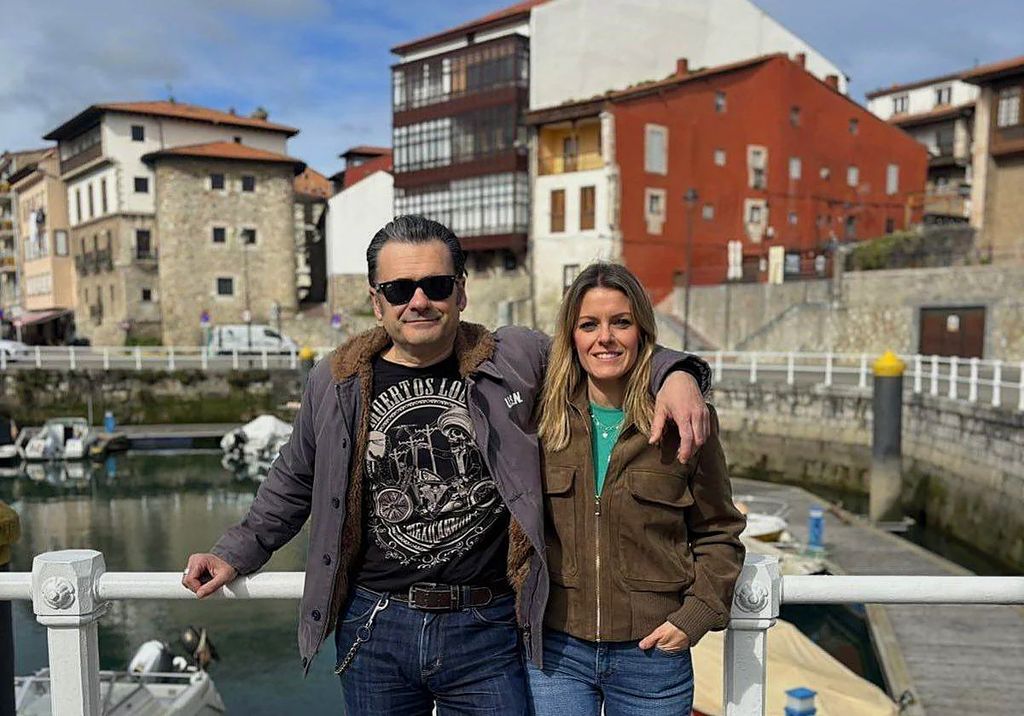 Andrea Ropero e Iñaki López en el puerto de Llanes, Asturias