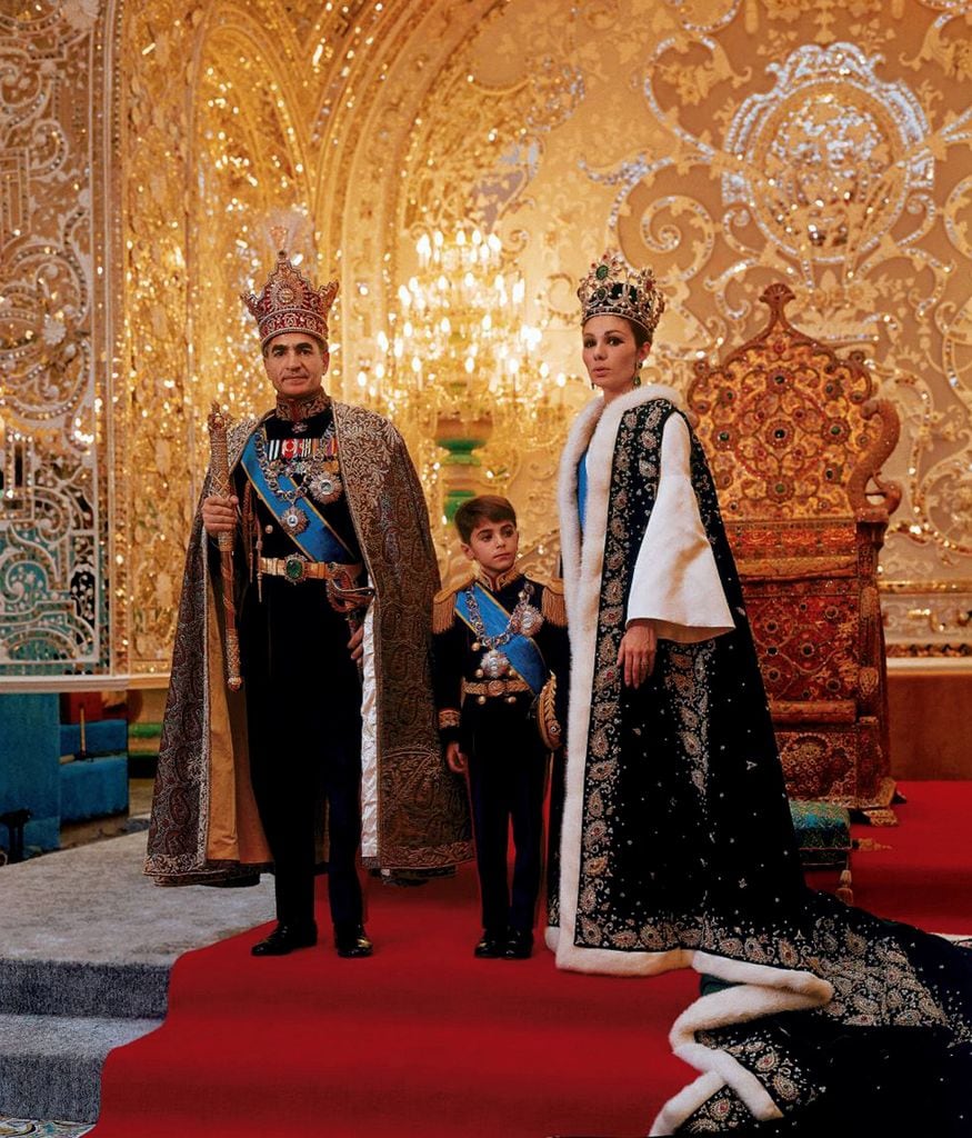 Mohammed Reza Shah Pahlavi (1919-1980) Sha de Persia 1941-1979, con su tercera mujer, Farah Diba, y su hijo y príncipe heredero, Reza Pahlavi, en un ceremonial frente al trono. 