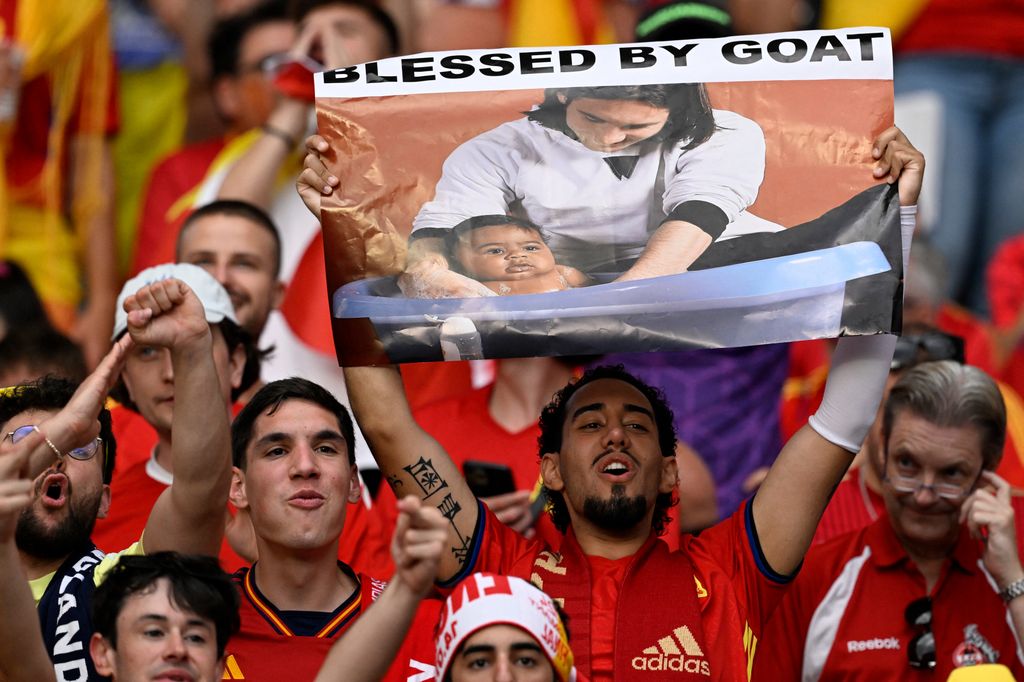 Un fan de la selección española muestra una impresión de la foto viral de Messi y Yamal, en la final de la UEFA Euro 2024 entre España e Inglaterra, el 14 de julio de 2024. "Bendecido por el 'GOAT", se lee en el cartel.