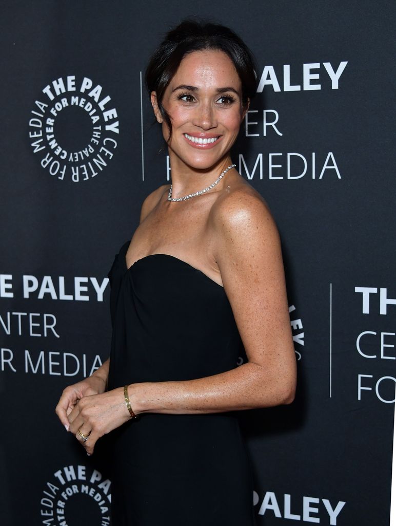 Meghan Markle mantiene un estilo sofisticado y contemporáneo que la ha posicionado como una de las celebridades con más estilo