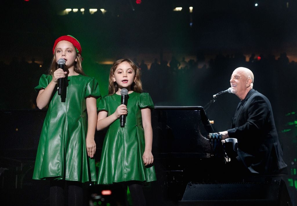 Las hijas de Billy, Della Rose y Remy, lo han acompañado en el escenario varias veces.