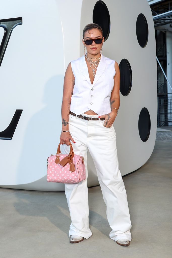 Karol G en el desfile de Louis Vuitton Menswear en París