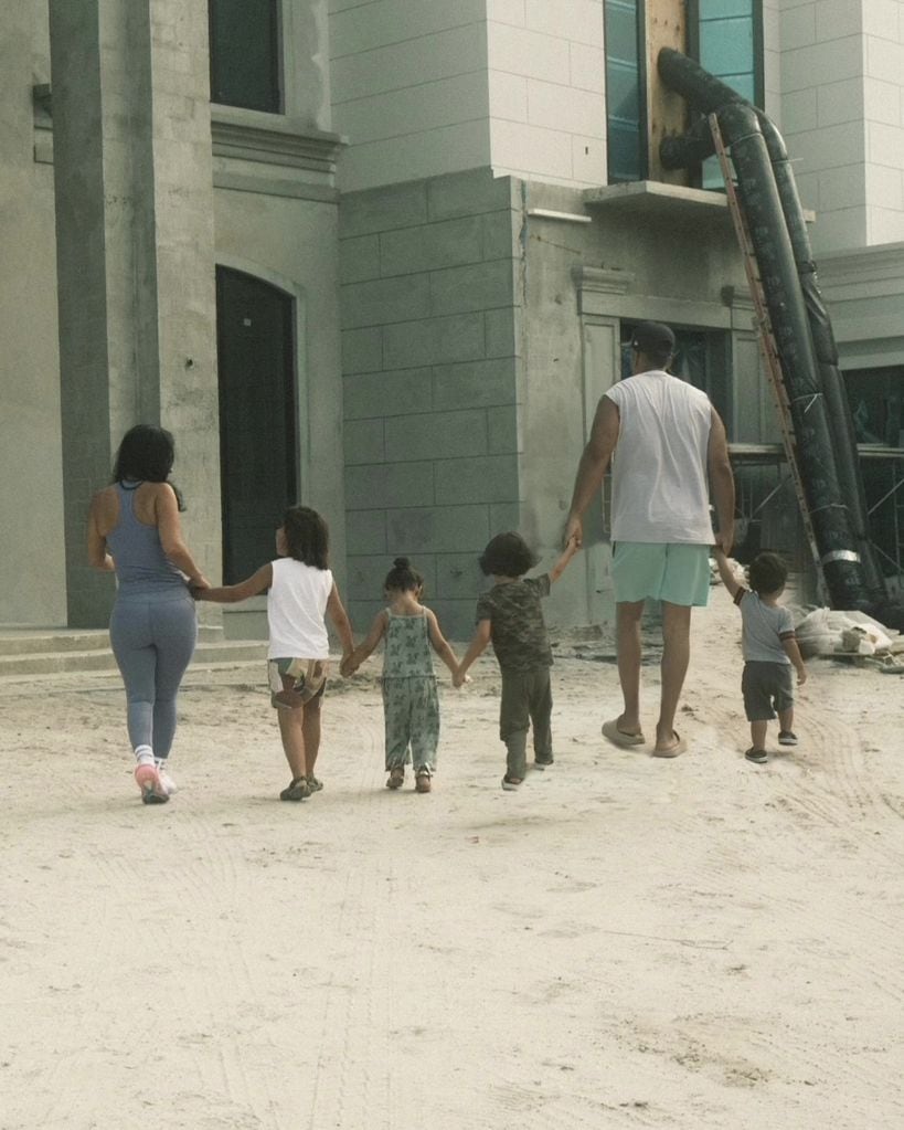 Romeo Santos publicó una foto junto a sus cuatro hijos menores.