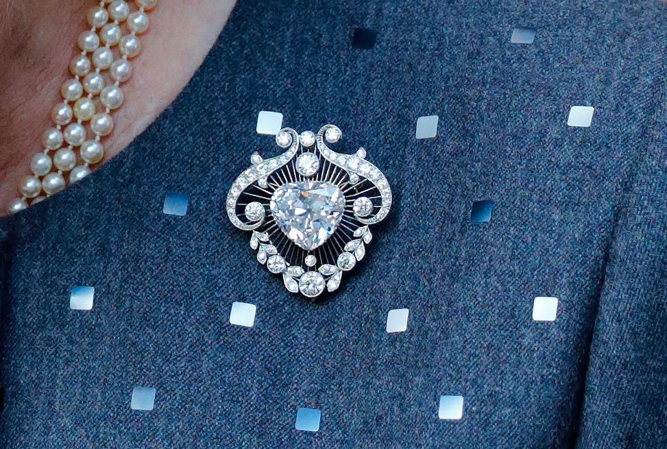 El impresionante Cullinan V sobre el hombro de Isabel II