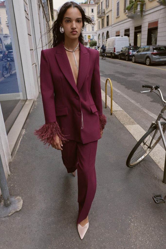 Traje de chaqueta con detalle de flecos, de Zara