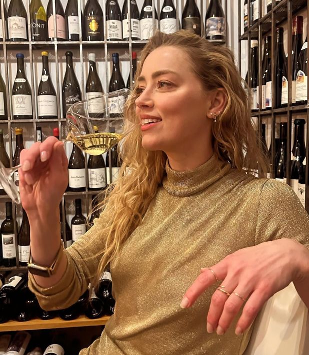 Amber Heard, celebrando su 38 cumpleaños con una copa de champán, en una imagen publicada en sus redes en 2024.