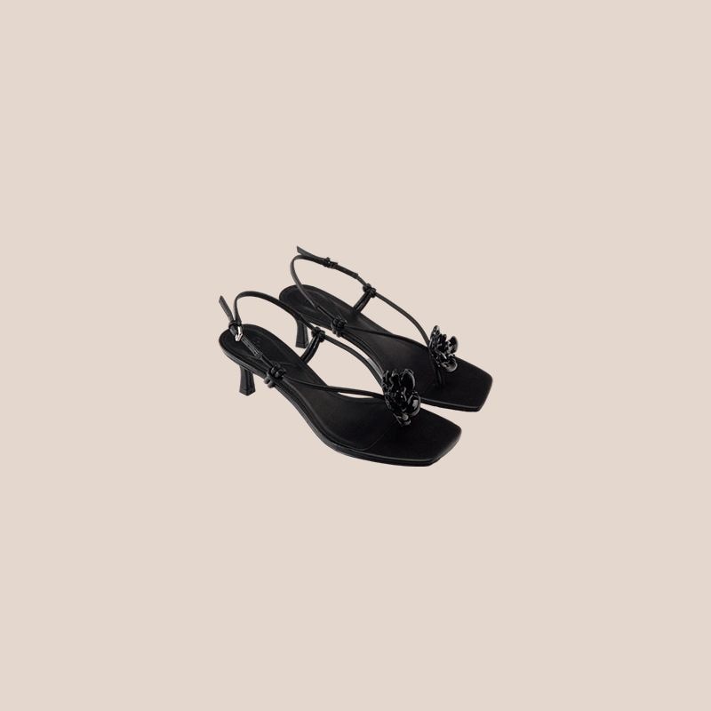 kitten heels negros con flor decorativa