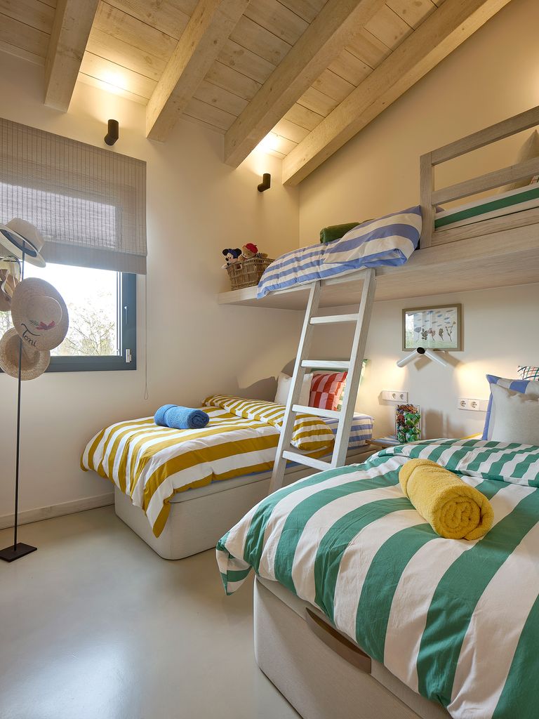 Habitación juvenil con tres camas