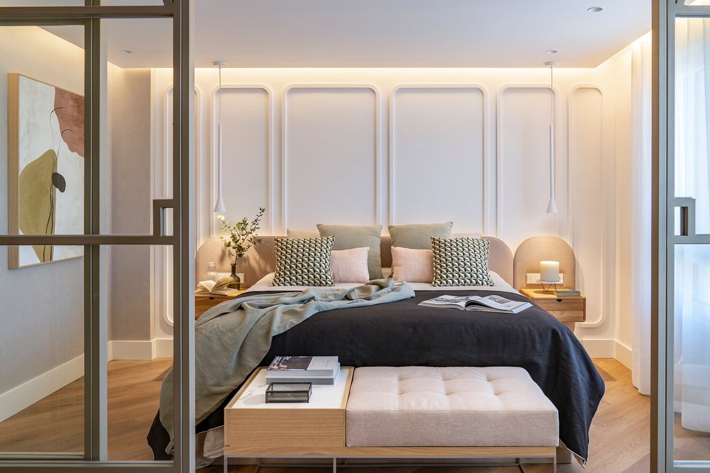 Dormitorio con luces empotradas en el techo. 