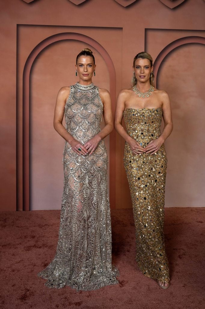 Amelia y Eliza Spencer, con vestidazos joya en una gala en Doha