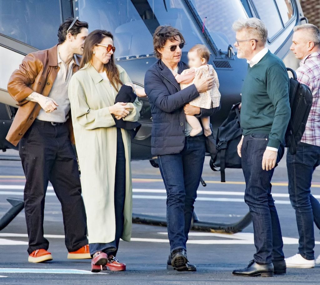 Tom Cruise es captado cargando tiernamente a una bebé
