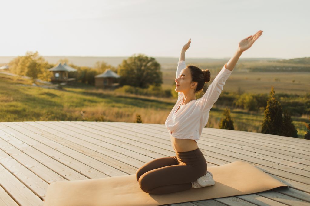 Mujer haciendo yoga por la mañana en ayunas
