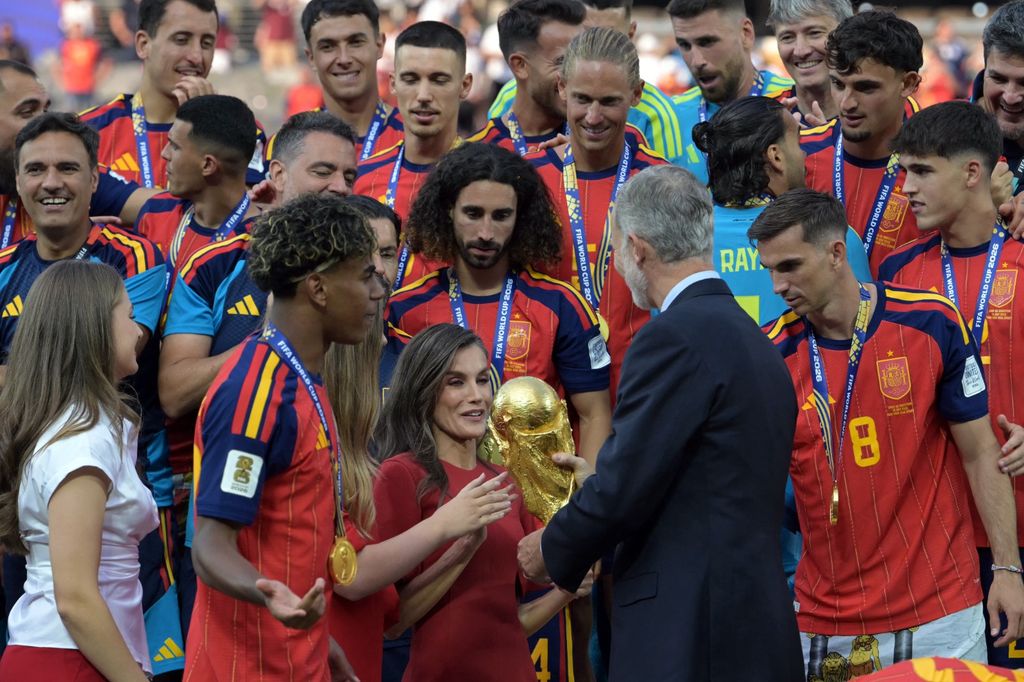 Felipe VI entregando la copa a la reina Letizia