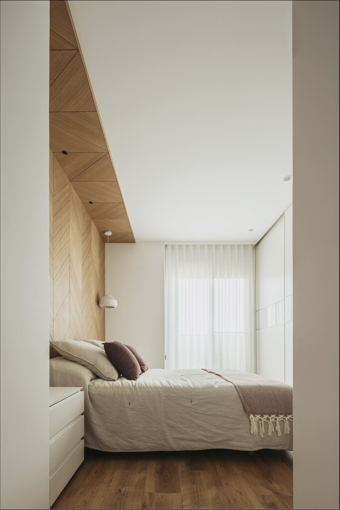 Dormitorio en colores neutros. 