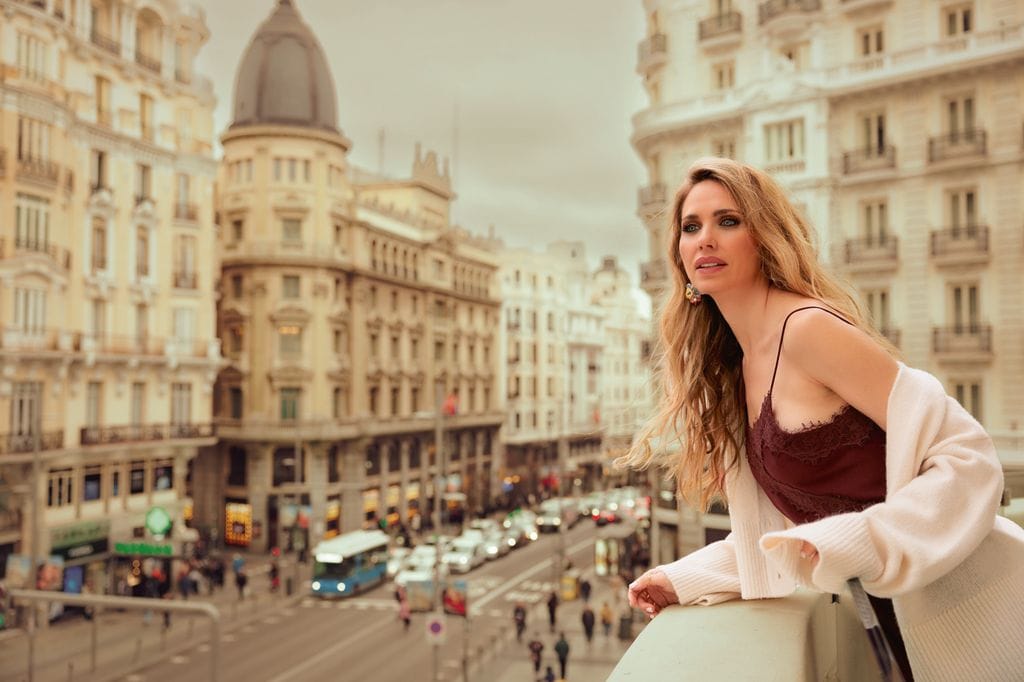 Vanesa Romero asomándose a Gran Vía