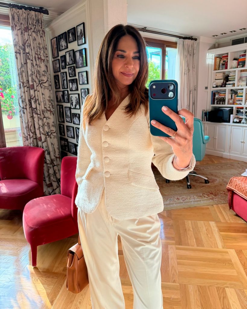 Mariló Montero, de blanco, con una chaqueta clásica de tweed.