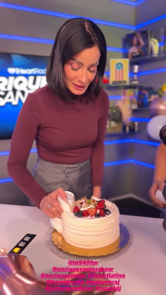 Con un vaso, Dayanara Torres partió su pastel