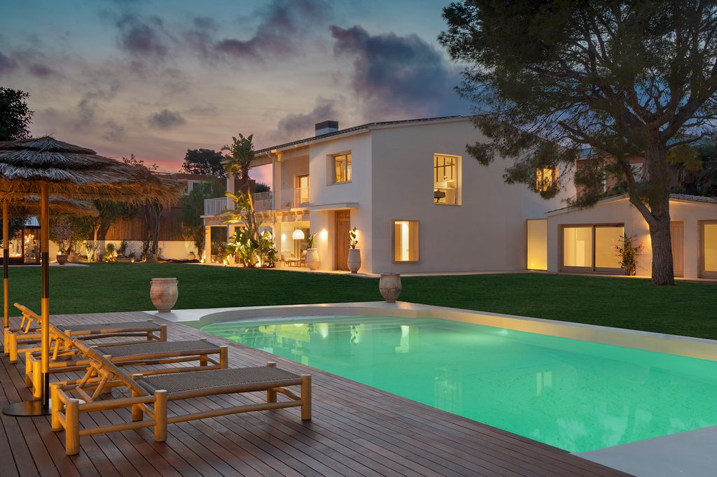 Jardín con piscina al atardecer, con iluminación suave y acertada