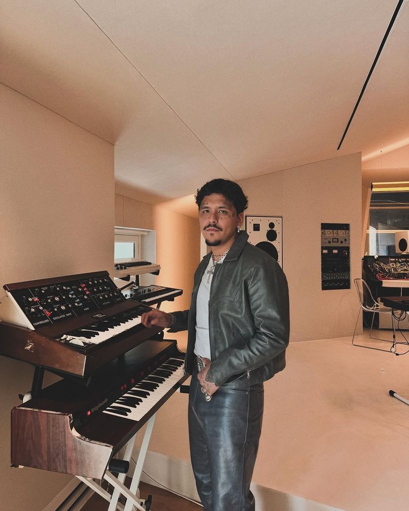 Hace unas horas, Nodal lanzó su nueva canción "El amigo".