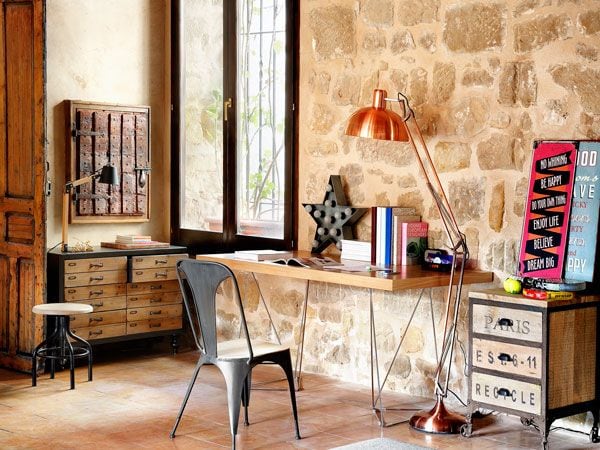 Presidido por una gran ventana, este despacho se distribuye en dos zonas: una que alberga la mesa de trabajo y la silla y la otra destinada al almacenaje, con un gran mueble con cajones. La Oca (laoca.es).
