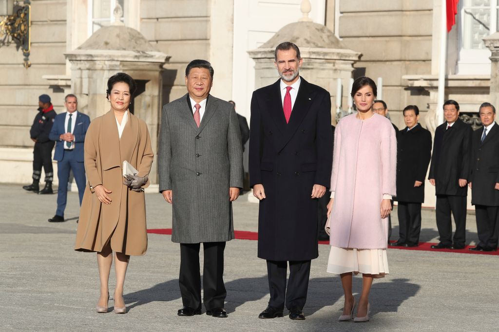 Los reyes Felipe y Letizia con el primer ministro chino, Xi Jinping, y la primera dama, Peng Liyyan, en  Madrid en 2018