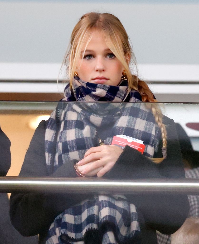 Isla Phillips en las carreras mientras asisten al encuentro hípico de Año Nuevo en el hipódromo de Cheltenham el 1 de enero de 2026