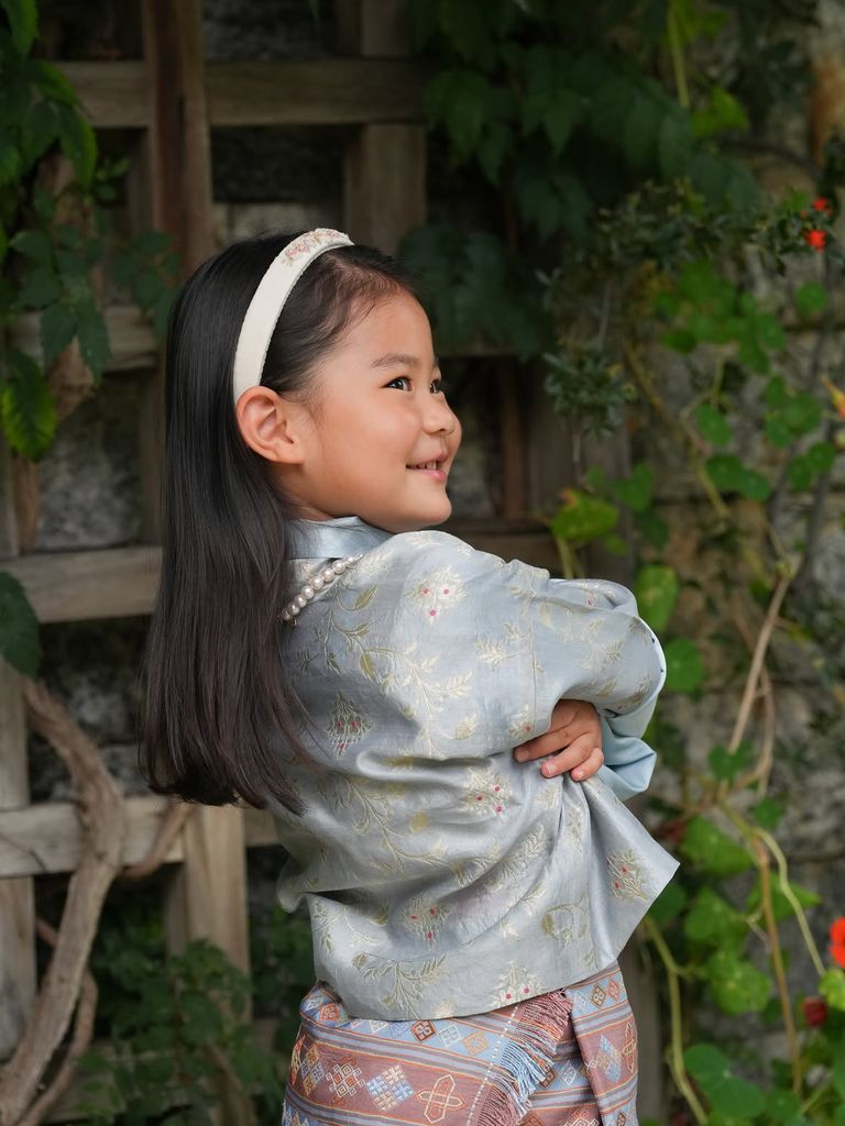 Una tierna sonrisa y un delicado collar de perlas: el detalle con el que la benjamina del Himalaya ha encandilado a los seguidores de la Casa Real