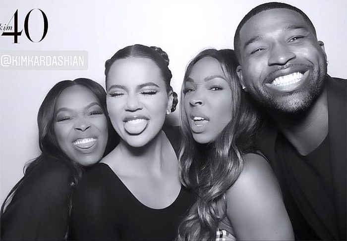 Khloé Kardashian con Tristan Thompson y sus amigas