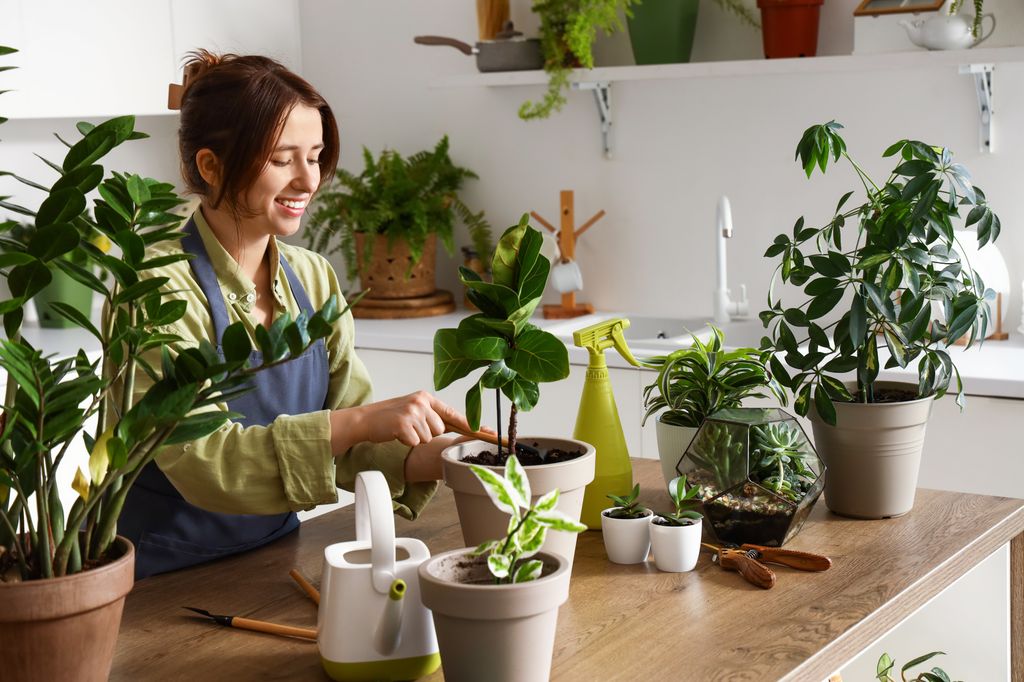 Chica cultivando plantas