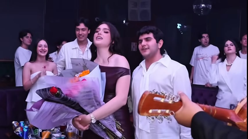 Emily estuvo acompañada por su novio Jaziel