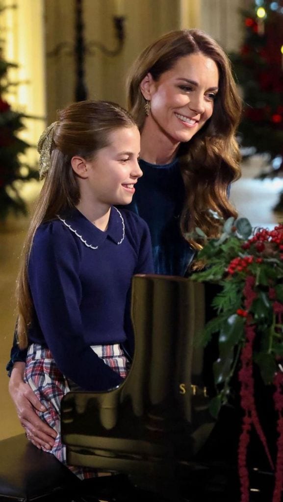 Kate Middleton, con su hija Charlotte al piano