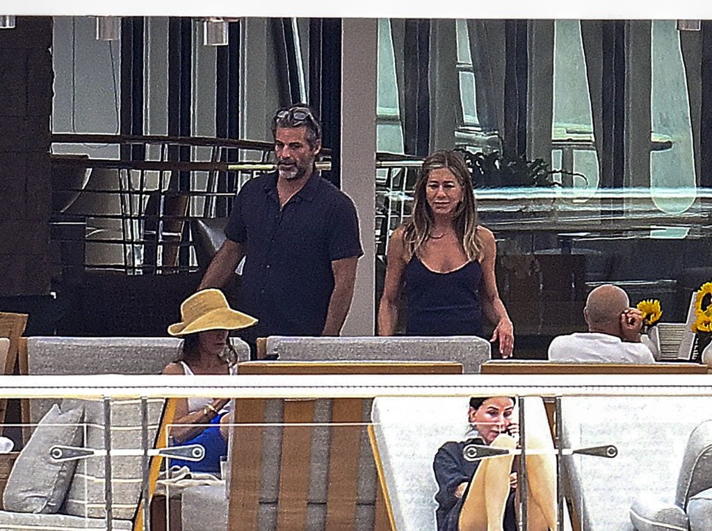 Jennifer Aniston en sus vacaciones en Mallorca, España, junto al hipnoterapeuta Jim Curtis