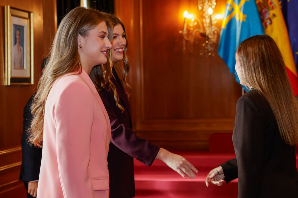 La princesa Leonor y la infanta Sofía reciben a los galardonados con el Premio Fin de Grado