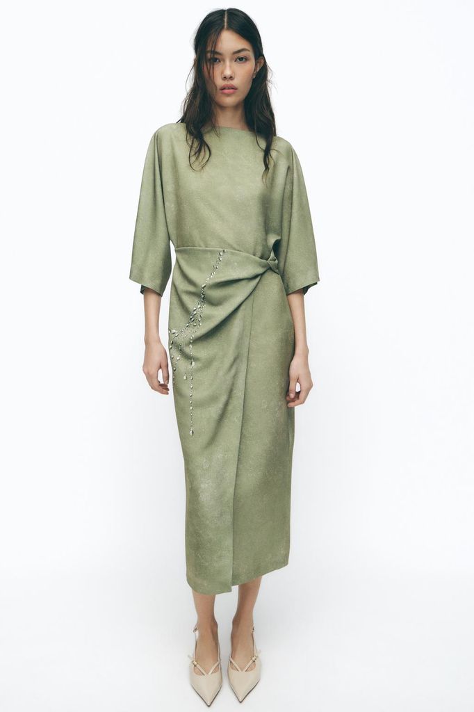 Vestido de invitada de Zara verdre drapeado
